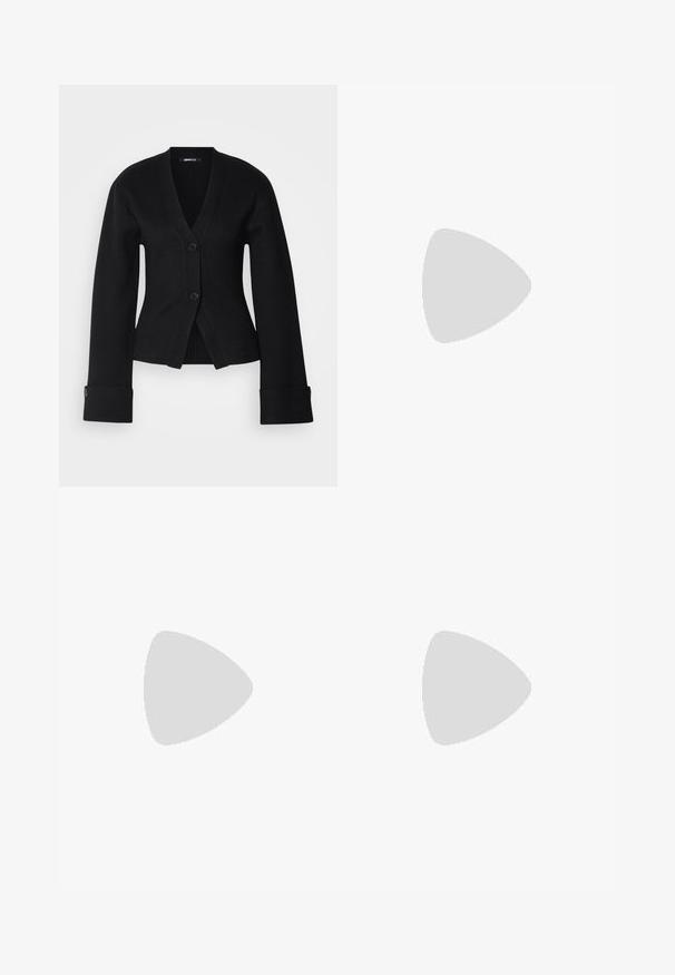 Schwarzer Cardigan mit tiefem V-Ausschnitt, zwei Knöpfen und weiten Ärmeln. Der Stoff wirkt glatt, mit einer figurbetonten Passform und taillierten Bündchen.; Hellgraues ärmelloses Neckholder-Top mit Bindeband am Hals, flach auf einem weißen Hintergrund liegend.; Hellblaue Jeans mit ausgestelltem Bein aus Denim. Sie verfügen über fünf Taschen, einen Knopfverschluss und eine ausgewaschene Optik mit dezenten Waschungen an den Oberschenkeln.; Schwarze Mary Jane Schuhe aus Leder mit spitzer Spitze, kleinem Blockabsatz und verstellbarem Riemen mit silberner Schnalle. Glatte, glänzende Textur.