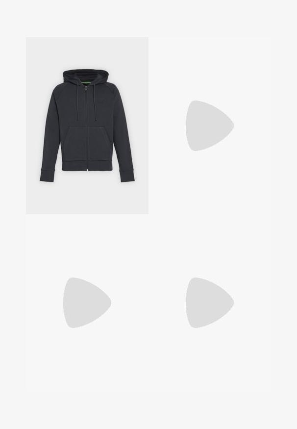 Sweat à capuche zippé noir avec poches avant, capuche à cordon de serrage et poignets et ourlet côtelés, présenté sur un fond clair uni.; T-shirt uni marron foncé à manches courtes avec col rond, coupe slim et petite étiquette blanche à l'intérieur du col.; Jean slim-fit en denim bleu foncé avec un design classique à cinq poches et des détails légèrement délavés sur les cuisses.; Mocassin en cuir noir avec un bout arrondi, des coutures subtiles et un talon bas, présentant une texture lisse et un design minimaliste.