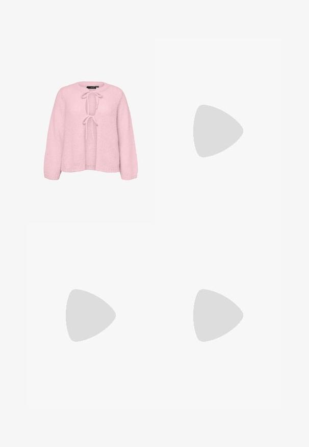 Cardigan en maille rose pâle à manches longues, devant ouvert maintenu par deux nœuds noués au niveau de l'encolure et de la poitrine.; Robe volants avec un décolleté carré et des manches bouffantes, en tissu transparent avec des motifs floraux roses et des volants superposés à l'ourlet.; Talons hauts en cuir verni rose avec un bout arrondi, trois brides et des embellissements en cerise. Le talon bloc transparent présente des accents floraux. Chaussettes blanches à côtes.; Accessoire capillaire rose et brillant en forme de grand nœud, avec une texture lisse et une fine sangle pour le maintenir en place.
