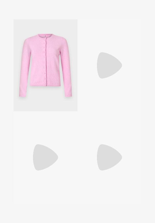Ροζ ζακέτα από απαλό ύφασμα, με στρογγυλή λαιμόκοψη, μακριά μανίκια και κούμπωμα με έξι κουμπιά στο μπροστινό μέρος.; Μαύρο μίντι φόρεμα χωρίς μανίκια με τετράγωνη λαιμόκοψη, μπροστινή κλείσιμο με κουμπιά και κεντρικό άνοιγμα, εμφανιζόμενο σε λευκό φόντο.; Μαύρη γόβα μυτερή με λεπτά λουράκια στον αστράγαλο και ασημένια πόρπη σε απλό ανοιχτό φόντο.; Γυναίκα που φοράει μια μπλούζα με μαύρο-άσπρο μοτίβο κρατάει μια γυαλιστερή κόκκινη τσάντα ώμου σε απλό φόντο.