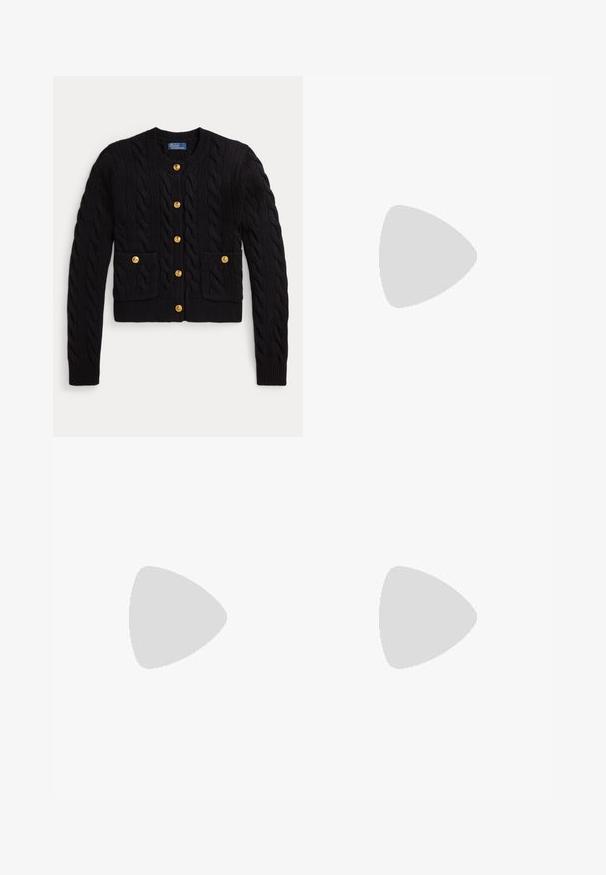 Sort kabelstrikket cardigan med guldknapper foran og på to forlommer, med ribbet rund halsudskæring og manchetter.; Sort skjortekjole med krave, prydet med et guld cirkulært mønster, lange ærmer med manchetter og et selvbindende bælte i taljen.; Sort læderloafer med lav hæl og guldfarvet metalspænde på toppen, vist fra siden på hvid baggrund.; Kvinde i en sort kjole, der holder en sort læderhåndtaske i halvmåneform med en guldkæde og rem over skulderen.