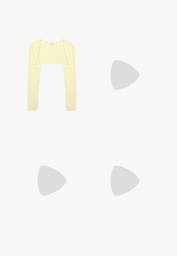 Boléro court jaune pâle à manches longues et encolure ronde, confectionné en tissu doux.; Top tube blanc sans bretelles avec un cordon de serrage au centre et un ourlet élastiqué en bas.; Minijupe-short jaune clair avec une petite fente latérale, combinant une jupe devant et un short intégré dessous, présentée sur un fond blanc.; Sandale à talon pour femme en cuir noir brillant, avec une fine lanière en T et une boucle de cheville ajustable, talon moyen mince.
