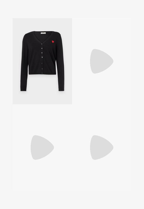 Μαύρο cardigan με V-λαιμόκοψη, μακριά μανίκια και κοντή σχεδίαση. Διαθέτει κόκκινη κεντητή καρδιά και κούμπωμα με μαύρα κουμπιά μπροστά.; Λευκό πουκάμισο με μακριά μανίκια κουμπιά, με μυτερό γιακά, ίσια τελείωμα και εφαρμοστή σιλουέτα, εμφανίζεται σε απλό φωτεινό φόντο.; Γκρι καρό φούστα με πιέτες, με περίπλοκα σχέδια σε μαύρο και άσπρο, που τονίζονται από λεπτές κόκκινες γραμμές. Κατασκευασμένη από δομημένο ύφασμα.; Πόδια με σκουρόχρωμα ριμπ κολάν συνδυασμένα με μαύρα μπαλαρίνα παπούτσια με μικρές λεπτομέρειες φιόγκων σε λευκό φόντο.
