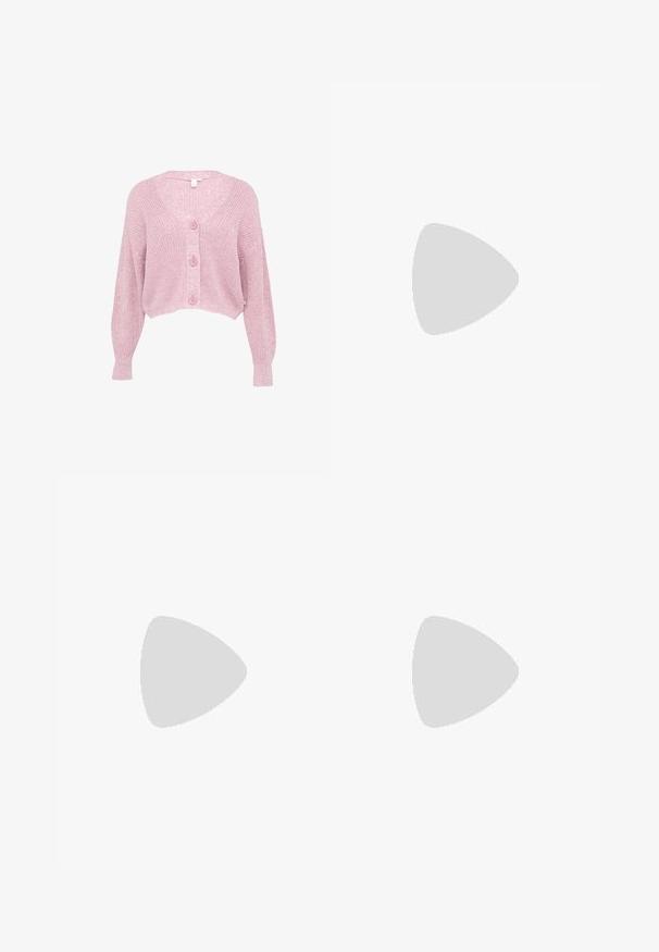 Cardigan court rose avec un col en V, des manches longues et un motif tricoté texturé, comportant quatre boutons à l'avant et des poignets côtelés.; Blouse crème à pois rose vif, manches longues, poignets boutonnés, avec un grand nœud papillon au col.; Jupe plissée violette avec une taille élastique, fabriquée en tissu doux, présentant des plis verticaux et une longueur courte.; Des chaussures à plateforme en vernis rose avec un bout arrondi, une boucle ajustable et des accents en forme d'œil de chat noir, associées à des chaussettes blanches à côtes avec des bords froncés.