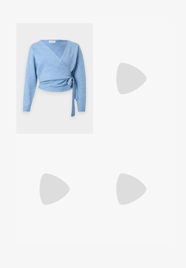 Cardigan bleu clair croisé en tissu doux, doté d'un col en V, de manches longues et d'un détail noué à la taille pour un ajustement personnalisé.; T-shirt rose vif à manches courtes et col rond, présenté de face sur un fond gris clair uni.; Jean en denim bleu taille haute avec jambes larges, bouton sur le devant, fermeture éclair et design classique cinq poches sur un fond clair uni.; Ballerine en cuir verni marron avec un bout carré et une lanière ornée d'une petite boucle dorée. Texture lisse, talon bas et design minimaliste.