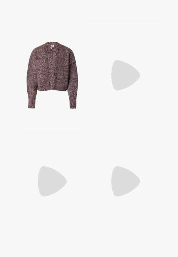 Cardigan court en maille épaisse bicolore bordeaux chiné et gris, manches longues et devant ouvert.; Robe midi en satin marron à une épaule avec ceinture à la taille et légère évasement à l'ourlet.; Ballerines en cuir verni marron avec un bout pointu, présentant deux sangles réglables et des boucles en argent, ainsi qu'un petit talon carré.; Sac à bandoulière en daim marron avec une seule sangle et une fermeture éclair sur un fond clair uni.