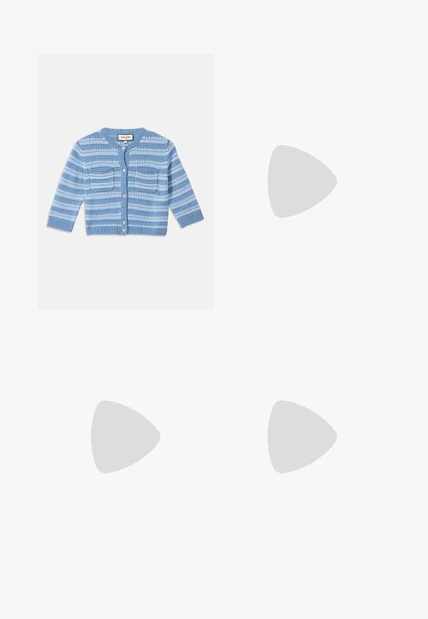 Cardigan tricoté bleu clair avec des rayures horizontales, deux poches avant et un col rond avec fermeture à boutons. Texture douce.; T-shirt en coton blanc avec un col rond, des manches courtes et un ourlet droit. Étiquette marquée "Won Hundred" au centre de l'encolure.; Jean en denim léger bleu clair à jambes larges avec taille haute, cinq poches et texture décolorée. Présente des détails cousus et une coupe droite à l'ourlet.; Chaussure plate en cuir noir à bout pointu avec talon bas et finition lisse, vue de côté sur un fond gris clair.
