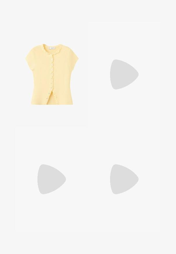 Top en maille jaune pâle à manches courtes avec bordure froncée le long de la patte de boutonnage et de l'encolure, présentant de petits boutons blancs sur le devant.; Chemise beige à manches longues boutonnée avec des rayures verticales subtiles et un col pointu, présentée sur fond blanc.; Jean blanc à jambes larges avec poches avant, passants pour ceinture et fermeture boutonnée à la taille.; Sandale vert clair avec deux boucles dorées, semelle intérieure en liège et semelle extérieure en caoutchouc noir texturé, sur un fond neutre.