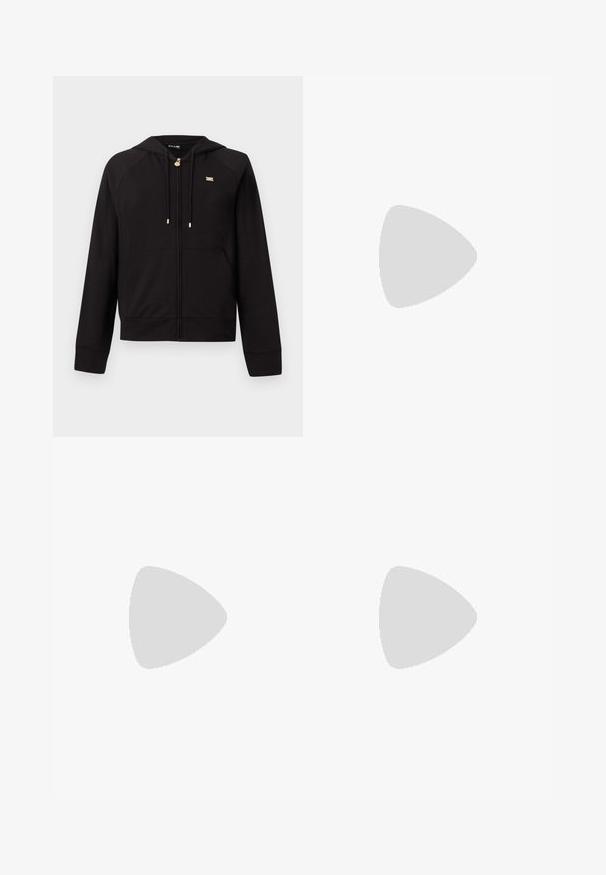 Sweat à capuche noir zippé en tissu doux, avec une capuche, des manches raglan, des détails en métal doré et des poches kangourou à l'avant.; T-shirt noir à manches courtes avec texte blanc "ARMANI EXCHANGE A I X" centré sur la poitrine, col rond et design uni.; Shorts de cycliste bleu à taille haute avec une ceinture élastique et un petit logo blanc EA7 Emporio Armani sur la cuisse droite.; Baskets basses blanc cassé et beige à lacets, avec des détails en cuir lisse et en daim, arborant un petit logo Michael Kors sur le côté.