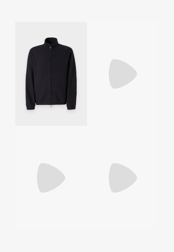 Veste noire zippée en tissu texturé, dotée d'un col montant et de poignets élastiques, avec une coupe droite et sans décorations visibles.; T-shirt marron à manches courtes avec col rond et petit logo sur la poitrine gauche, présenté sur fond blanc.; Jean en denim bleu clair à jambes droites avec poches devant, passants de ceinture et fermeture par bouton, sur fond uni.; Basket basse en cuir noir avec lacets noirs, semelle en caoutchouc texturée et petit logo embossé sur le côté, présenté de profil sur fond gris.