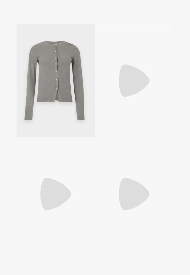 Cardigan tricoté gris clair à manches longues avec texture côtelée verticale et six boutons blancs sur le devant.; Débardeur blanc sans manches avec un col carré, une silhouette ajustée et une texture de tissu lisse.; Jean à jambes larges en denim bleu moyen, présentant une taille haute, des passants pour ceinture et une fermeture à bouton. Texture lisse avec des détails de couture minimaux.; Ballerine marron avec bride élastique et bout arrondi, présentée sur fond blanc, vue de côté.