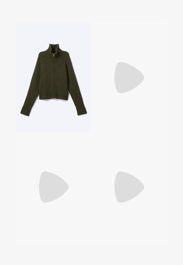 Pull zippé en maille vert foncé avec manches longues et col haut côtelé, posé à plat sur fond blanc.; Robe en maille à manches longues de couleur gris foncé, avec un décolleté carré et une fente sur le côté. Des accents noués aux poignets ajoutent du détail au design.; Botte haute en cuir noir avec talon, bord plié et bout arrondi, debout sur un fond blanc.; Sac à épaule en cuir noir avec une sangle à boucle, des bords arrondis et des coutures blanches contrastées sur un fond uni.