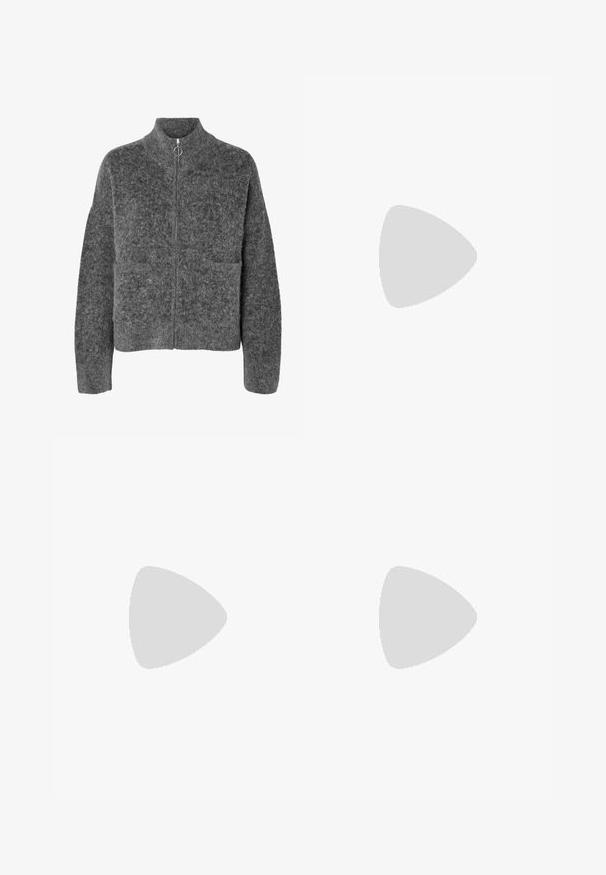 Veste en laine grise foncée et duveteuse, manches longues, col montant, fermeture éclair à l'avant avec une tirette circulaire.; Robe noire à manches longues avec col, présentant un design à encolure en V et une coupe ajustée. Le matériau a une texture côtelée. Comprend un petit détail de logo.; Bottines Chelsea en cuir noir avec une texture lisse, un bout rond et un petit talon carré, associées à un pantalon noir.; Sac en osier noir et blanc de forme arrondie, avec une surface texturée et une poignée tressée. Convient à un usage décontracté.
