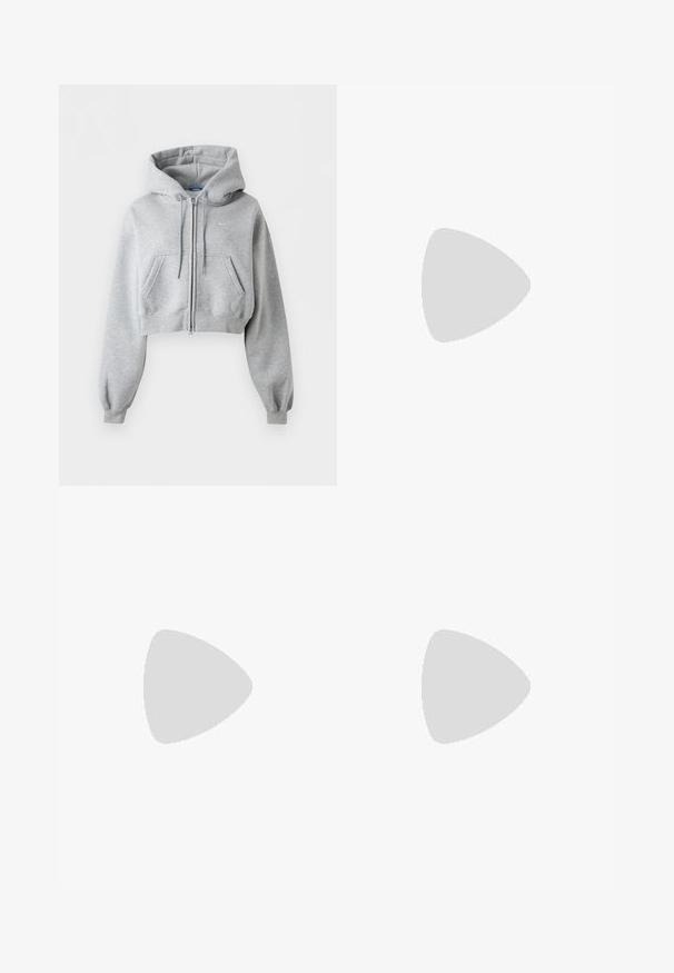 Gaiši pelēks īss rāvējslēdzēja džemperis ar kapuci, priekšējām kabatām, kapuces aukliņu, ribotām aprocēm un mazu Nike logotipu uz krūts.; Melns īss piedurkņu tops ar ribas tekstūru, apaļu kakla izgriezumu un nelielu baltu Nike logotipu uz krūtīm.; Melnas sporta bikses ar pieguļošu vidukli un izplestām kājām. Izgatavotas no elastīgas auduma, sānos ar nelielu logo.; Baltas sporta apģērbs ar izšūtu dizainu, melna Nike svītra un izteiksmīga melna "90" grafika sānos, kopā ar haki biksēm.