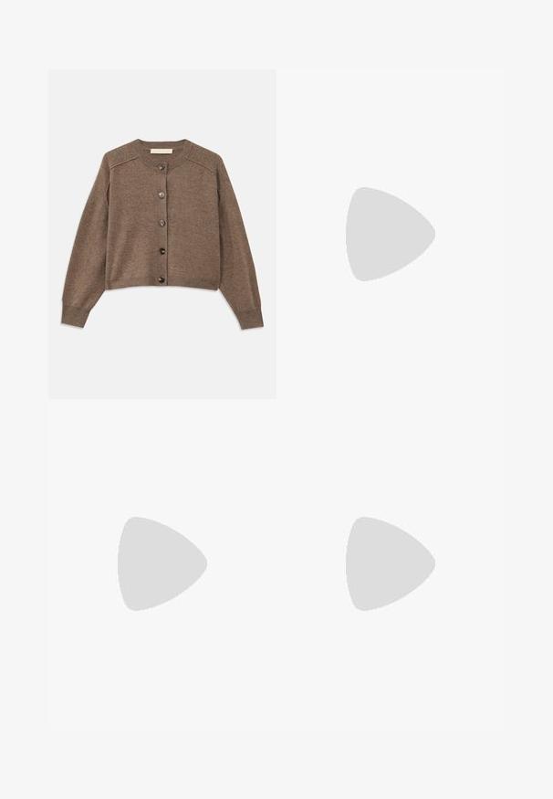 Cardigan en tricot marron avec des manches longues, des poignets côtelés et une fermeture à boutons sur le devant. Il présente un col rond et un ourlet légèrement court.; Haut beige à manches longues en maille côtelée, col rond, silhouette ajustée et coutures visibles aux ourlets sur fond uni.; Jean denim bleu clair taille haute avec bouton et fermeture éclair devant, cinq poches, jambes légèrement évasées et légère décoloration au niveau des cuisses.; Baskets beige clair avec une tige en cuir texturé, des panneaux latéraux texturés et une semelle en caoutchouc. Dotées d'un design fin et épuré ainsi que de lacets plats.