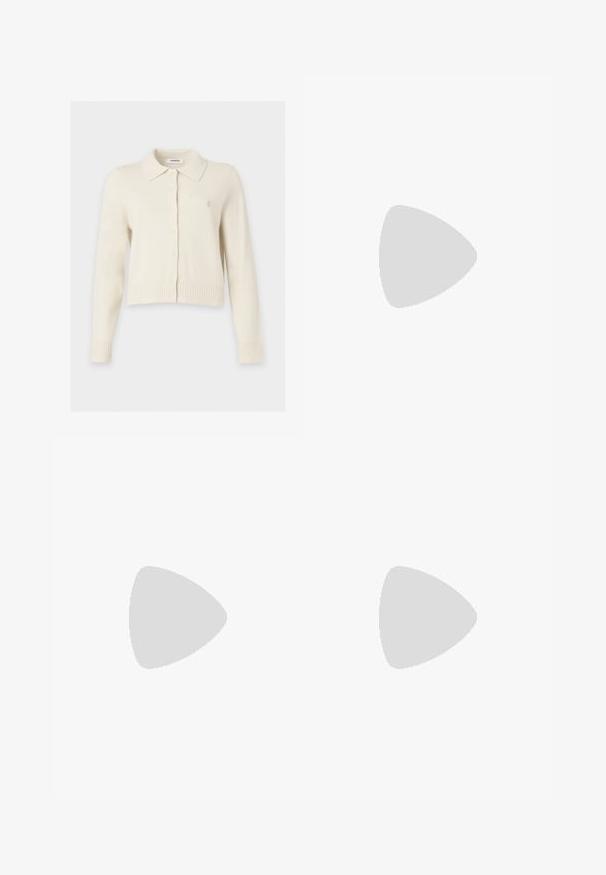 Cardigan crème à manches longues avec col et boutons sur le devant, avec un petit logo brodé sur la poitrine.; T-shirt court marron uni à manches courtes avec col rond sur fond gris clair.; Jean en denim bleu évasé avec taille mi-haute, cinq poches et un délavage usé. Comporte des passants de ceinture et une fermeture à un bouton.; Bottine en cuir noir avec boucles latérales et détail en anneau, panneau latéral élastique, petit talon carré et languette de tirage sur fond uni.