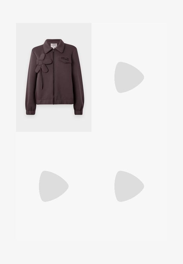 Veste bomber violette foncée avec fermeture éclair, appliqué en forme de fleur sur le côté gauche, col, et poignets et ourlet élastiques. Logo brodé sur la poche de la poitrine.; Robe chemise bleu clair à rayures verticales blanches, avec un bas volanté, des manches longues et une poche à rabat sur le côté gauche.; Ballerines en cuir verni bordeaux de type Mary Jane avec un bout pointu, un talon plat et une sangle décorative avec une boucle circulaire.; Sac bandoulière en daim marron avec une longue sangle réglable et une fermeture à tour dorée sur le rabat avant.