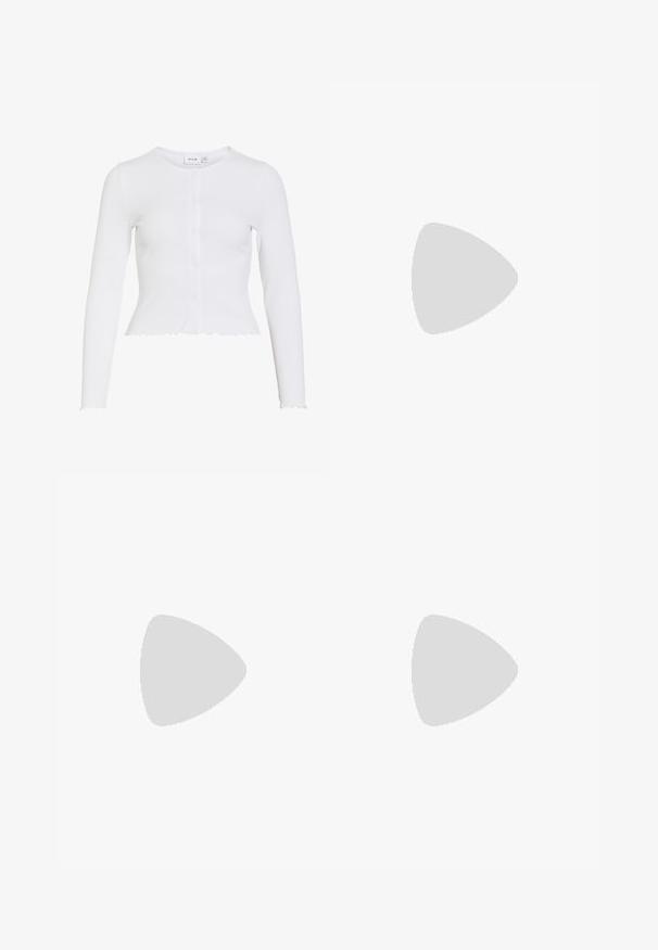 Cardigan blanc à manches longues côtelé avec col rond, petits boutons devant, et bords festonnés à l'ourlet et aux poignets.; Robe sans manches bleu marine avec fines bretelles, corsage froncé, taille froncée et bordure en dentelle en haut et en bas.; Ballerines en cuir verni noir avec un bout rond, un design à lacets et une semelle plate. Texture lisse avec peu de détails.; Petit sac à main noir brillant avec deux longues anses et des détails à cordon sur les côtés sur un fond clair uni.