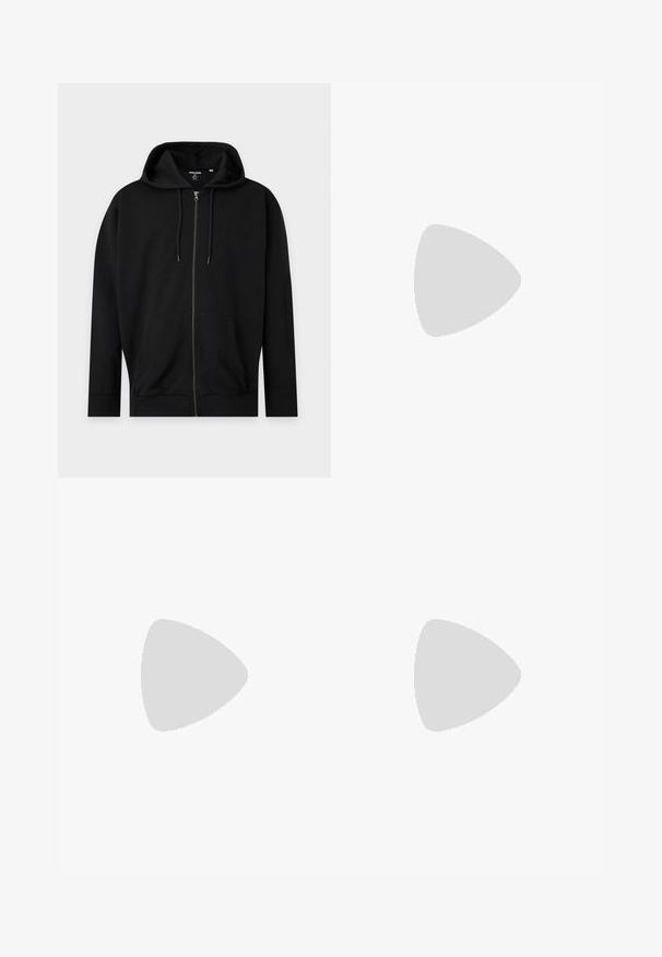 Sweat à capuche noir zippé avec poches avant, capuche à cordon de serrage et poignets et ourlet côtelés sur un fond clair uni.; T-shirt en coton blanc avec un col rond. Présente un petit logo brodé noir sur la poitrine. Manches courtes et coupe droite.; Pantalons de survêtement noirs en tissu doux, dotés d'une taille élastique, d'un cordon de serrage, de poches latérales et d'un petit logo sur la hanche.; Des baskets en cuir blanc avec une finition lisse, un bout rond, des lacets plats et une semelle texturée. Accents en daim gris au niveau du talon.