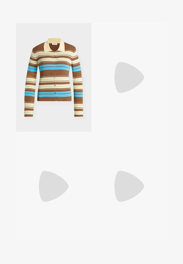 Cardigan côtelé rayé marron, crème et bleu, manches longues, fermeture par boutons devant et col couleur crème.; Haut blanc sans manches avec encolure drapée, devant uni et étiquette à l’intérieur du col sur fond gris clair.; Pantalon crème taille haute à jambes larges, avec passants de ceinture, fermeture à bouton unique et zip, présenté à plat sur un fond uni.; Sandale blanche à talon avec un bout pointu, sangle de cheville réglable et un talon carré épais. Texture lisse avec des détails de couture minimaux.