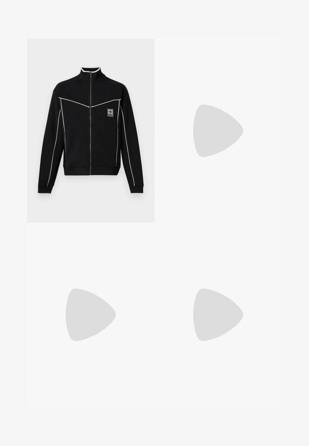 Veste noire zippée avec surpiqûres blanches, col montant, manches longues et logo floral avec "HUGO" sur la poitrine gauche.; T-shirt noir à manches courtes et col rond avec un logo texte discret sur la poitrine gauche et une étiquette de marque blanche à l’intérieur du col.; Shorts noirs mi-cuisses avec poches zippées latérales et fermeture par bouton à la taille, présentés sur un fond blanc uni.; Botte de combat en cuir noir à lacets avec semelle épaisse, logo doré "HUGO" sur le côté, exposée dans un cadre intérieur moderne avec un mur en blocs de verre en arrière-plan.