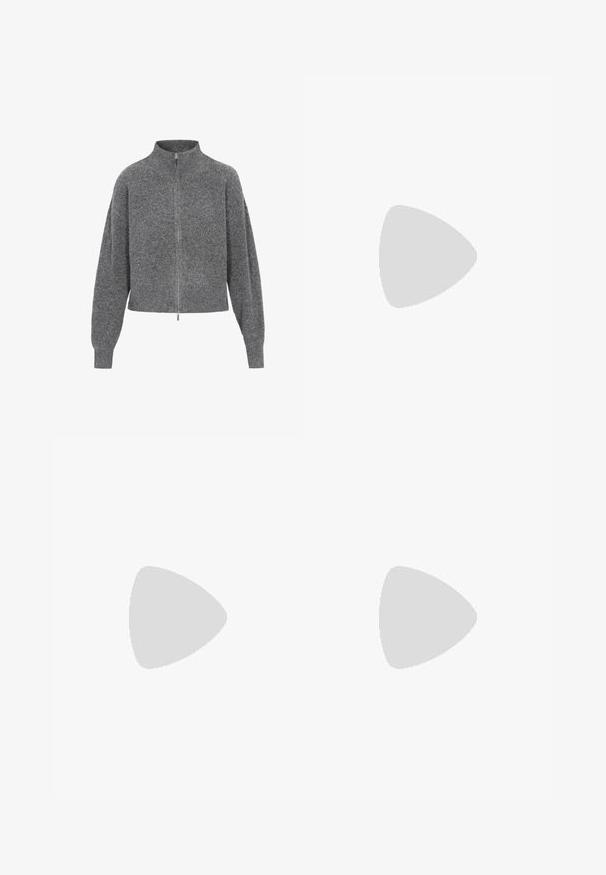 Suéter gris corto con un alto cuello, cierre de cremallera y hombros caídos. Fabricado en tejido de punto, con un acabado texturizado.; Top blanco de manga larga con diseño cruzado y un bolsillo. Fabricado en una tela suave y elástica. Con un corte casual y relajado.; Leggings en color gris con campana, hechos de una tela suave, que presentan una cintura elástica y una textura lisa, que se ensanchan hacia el dobladillo.; Zapato marrón de ante tipo slip-on con un suave forro de piel blanca, suela plana de goma, puntera redondeada y una pequeña lengüeta en el talón.