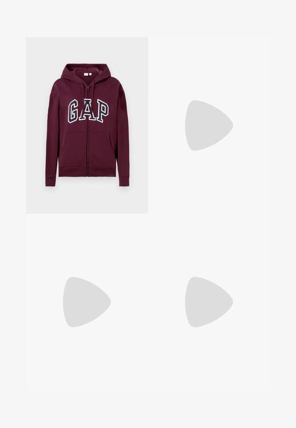 Sweat à capuche zippé bordeaux avec poches avant et logo "GAP" en grandes lettres blanches et bleu marine sur la poitrine, avec une capuche ajustable.; Robe bordeaux avec de longues manches transparentes à motifs, un col rond et une ceinture à nouer à la taille. Tissu doux avec une finition texturée.; Chaussure plate marron foncé unique flottant au-dessus d'un sol texturé avec un mur carrelé en arrière-plan.; Petit sac à main avec motif tricot zigzag multicolore et fine bandoulière marron, posé sur un fond clair uni.