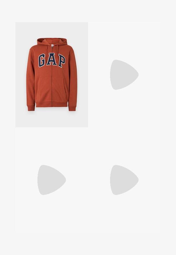 Sweat à capuche zippé couleur rouille, avec poches avant et lettres "GAP" bleu marine soulignées de blanc sur la poitrine.; T-shirt uni manches courtes col rond en bordeaux avec un petit emblème foncé sur la poitrine gauche de Pier One.; Jean en denim bleu foncé à coupe droite avec fermeture à bouton et fermeture éclair à l'avant, poches avant et arrière, présenté sur fond blanc.; Baskets blanches avec un capuchon en daim, un dessus en synthétique lisse et une semelle en caoutchouc marron. Présente des perforations sur les côtés pour une meilleure respirabilité.