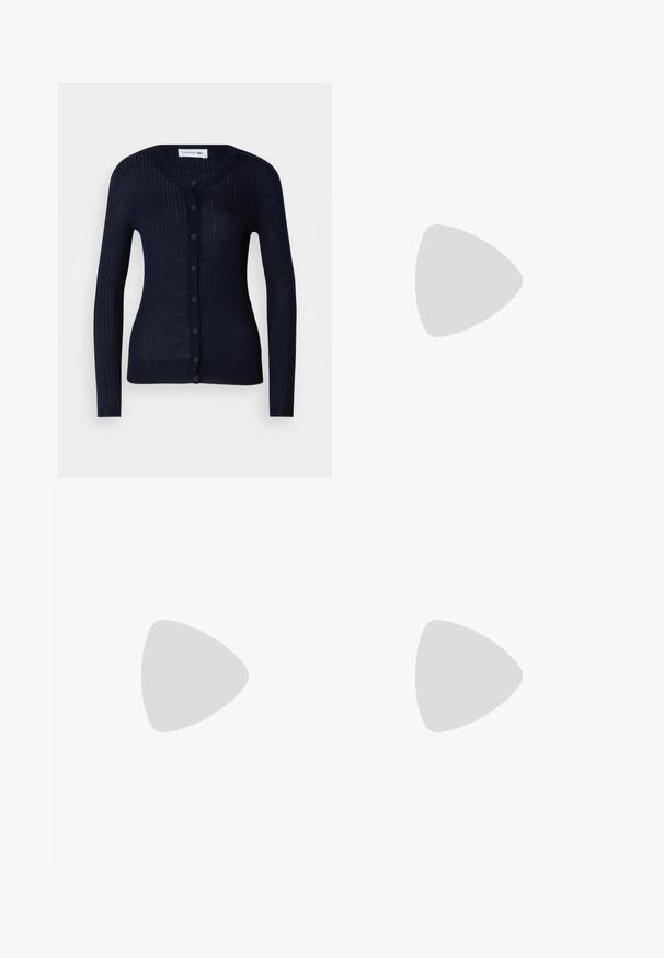 Cárdigan de canalé en color navy, hecho de material ligero, con cuello redondo, mangas largas y una fila de botones completa con seis botones.; Camiseta blanca de manga corta hecha de algodón ligero. Presenta un escote redondo y mangas enrolladas. Etiqueta de logo roja en el cuello.; Pantalones negros de tejido suave, con cintura alta, silueta de pierna ancha y dos pliegues frontales para añadir detalle de diseño.; Botín negro de cuero con punta puntiaguda y tacón bajo estilo kitten, mostrado en ángulo sobre un suelo pulido y con una pared de bloques de vidrio de fondo.
