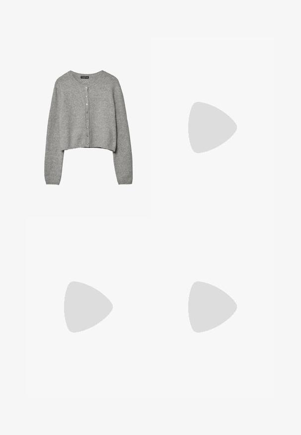 Cardigan court gris avec manches longues et encolure ronde, doté d'une fermeture boutonnée sur le devant.; Chemise Henley blanche à manches longues avec col rond et une rangée verticale de petits boutons au centre devant.; Jean en denim gris à jambes larges avec une finition légèrement décolorée, doté de cinq poches, d'une fermeture à bouton à l'avant et de passants de ceinture.; Botte noire en cuir jusqu'au genou avec un épais talon plateforme texturé noir. Présente une surface lisse et un design vertical épuré.