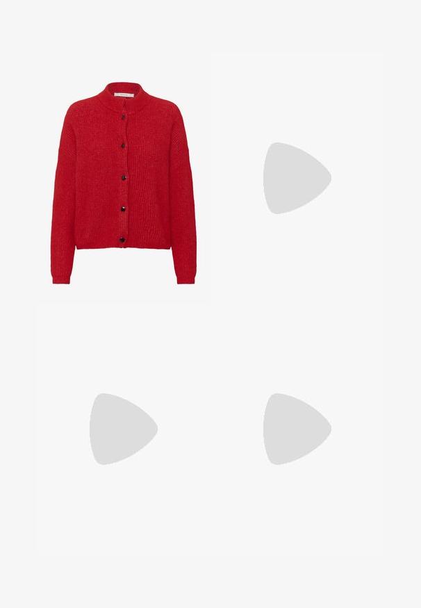 Cardigan en maille rouge à manches longues, col côtelé et cinq boutons noirs sur le devant.; Robe sans manches de longueur midi en beige clair. Présente un décolleté carré, une silhouette ajustée et une texture de tissu lisse.; Baskets blanches avec des bandes noires et une semelle en gomme flottant au-dessus d’escaliers en béton dans une lumière douce du jour.; Sac à main en cuir doux couleur crème avec une poignée nouée et un petit logo doré « Tommy Hilfiger » au centre à l'avant.