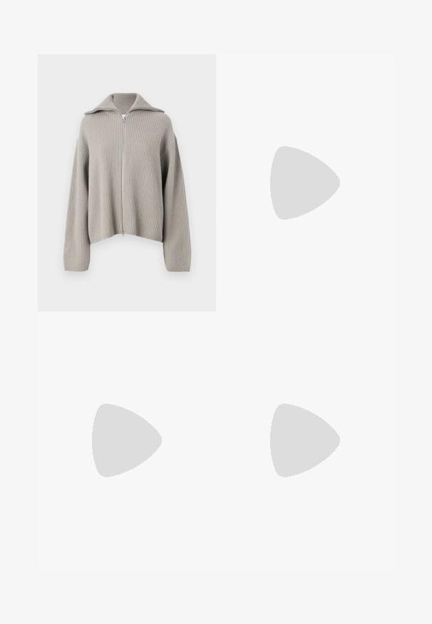 Pull en maille côtelée gris clair, zippé, avec un col évasé et des épaules tombantes. À noter un tissu texturé et une coupe cropped.; T-shirt à manches courtes rose clair en tissu côtelé, avec un col rond et une coupe décontractée. Design simple et sans couture.; Pantalons à jambes larges en tissu beige doux, avec un devant plat, des passants de ceinture et une texture lisse. Taille standard sans motifs visibles.; Chaussure plate beige à bout pointu avec bride arrière, petit talon noir et finition en cuir lisse, vue de côté sur un fond uni.