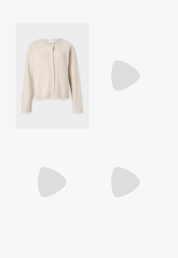Cardigan beige en tricot avec manches longues, motif côtelé vertical, encolure ronde et cinq boutons sur le devant.; T-shirt blanc ajusté à manches courtes en côtes avec col rond et petit logo sombre d'élan près de l'ourlet inférieur sur le côté gauche.; Jean en denim bleu foncé à taille haute, ajusté sur les hanches et les cuisses, évasé en bas.; Ballerine en cuir verni marron avec un bout carré et une lanière ornée d'une petite boucle dorée. Texture lisse, talon bas et design minimaliste.