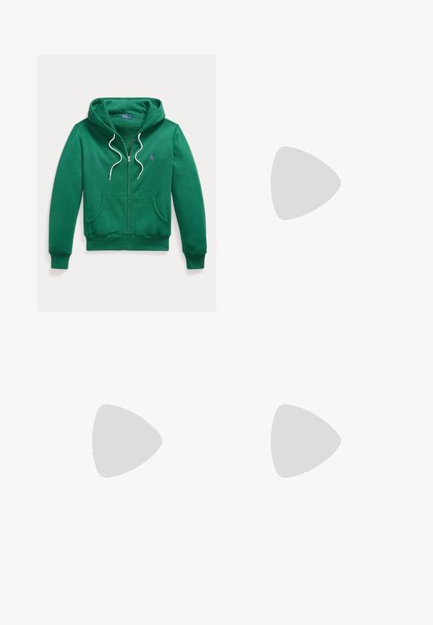 Πράσινο hoodie με φερμουάρ, λευκά κορδόνια, μπροστινές τσέπες και μικρό κεντημένο λογότυπο στην πλευρά του στήθους.; Μωβ κοντομάνικη μπλούζα με στρογγυλή λαιμόκοψη και πράσινο κεντητό λογότυπο Polo Ralph Lauren στο αριστερό στήθος.; Μπλε σκούρο φόρμα με ελαστική μέση και μανσέτες, άσπρο κορδόνι και μικρό κόκκινο λογότυπο στην επάνω αριστερή πλευρά.; Λευκό sneaker χαμηλού τύπου με κορδόνια μπροστά, πάνελ από σουέτ και δέρμα, και ελαφρώς καφέ λαστιχένια σόλα σε λευκό φόντο.