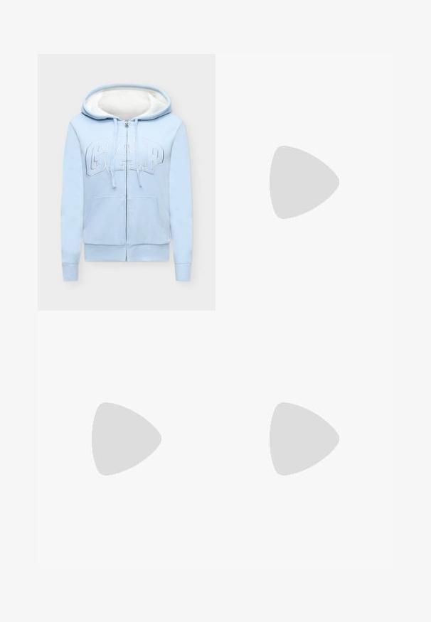 Sweat à capuche bleu clair zippé avec doublure polaire blanche, poches à l'avant et grand logo "GAP" sur la poitrine.; T-shirt rose vif à manches courtes et col rond, présenté de face sur un fond gris clair uni.; Pantalon marron clair à coupe ample avec taille élastique et cordon à l’avant, en tissu léger, présenté sur un fond uni.; Jambes portant des leggings côtelés foncés associés à des ballerines noires avec de petits détails en nœud sur fond blanc.