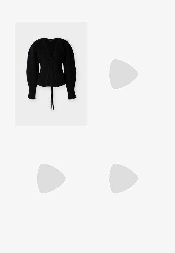Cardigan noir en maille côtelée avec manches longues bouffantes et fermeture à nouer sur le devant, étiquette "BOSS" à l'intérieur du col.; Top sans manches en maille côtelée jaune pâle avec un col rond montant, silhouette ajustée et tissu doux texturé.; Pantalon crème à taille haute et jambes larges avec plis devant, fermeture éclair avant dissimulée et passants pour ceinture.; Chaussure plate en cuir noir à lacets, bout arrondi et petit talon, vue de profil droit sur un fond clair.