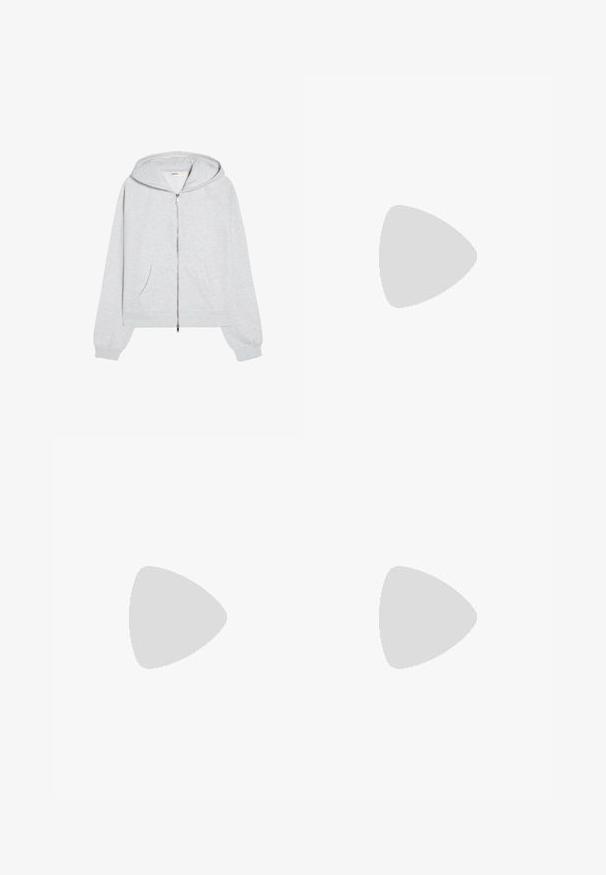 Sweat à capuche zippé gris clair avec poches avant, manches longues, poignets côtelés et capuche à cordon, posé à plat sur fond blanc.; T-shirt noir en coton à manches courtes avec encolure ronde, coupe standard et étiquette intérieure visible au niveau du col.; Jean large en denim bleu foncé à taille haute, avec cinq poches, des coutures contrastées et des éléments en métal argenté. Texture lisse et finition soignée.; Baskets Adidas noires avec des bandes blanches et une semelle en gomme flottant au-dessus d'escaliers en béton gris sous une lumière naturelle.