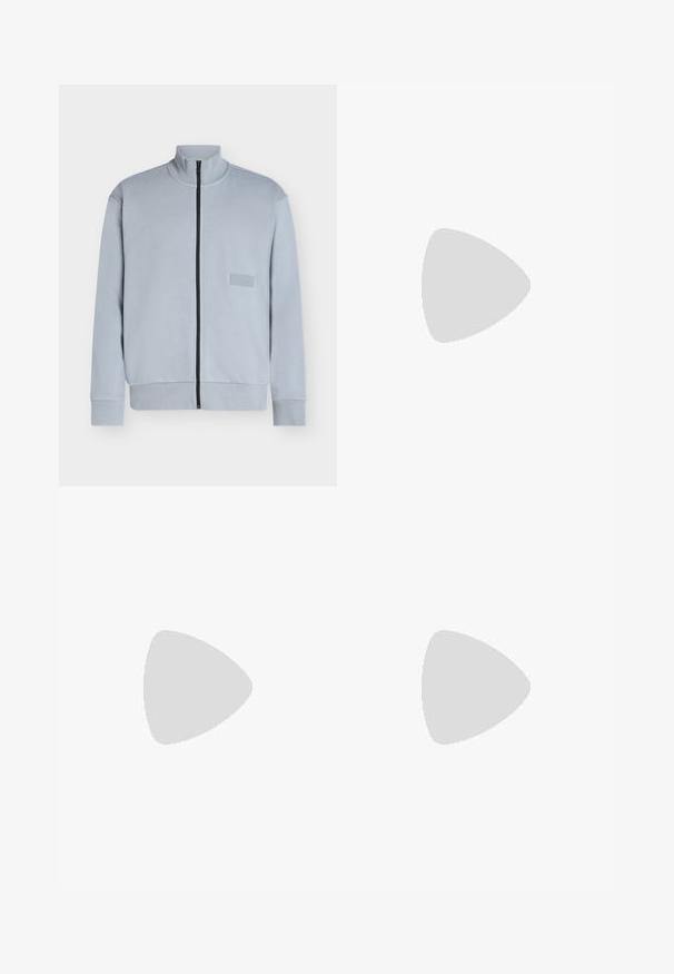 Veste zippée gris clair avec col montant, manches longues et fermeture éclair noire à l'avant, avec un petit patch logo "BOSS" sur la poitrine.; T-shirt gris clair à manches courtes avec col rond et petit logo noir « BOSS » sur la poitrine gauche.; Pantalon de sport bleu marine en matière douce et extensible. Il possède une taille à cordon de serrage, des coutures latérales et une coupe droite.; Mocassin pour homme en cuir noir avec un dessus embossé effet croco et un petit talon, présenté de profil sur un fond neutre.