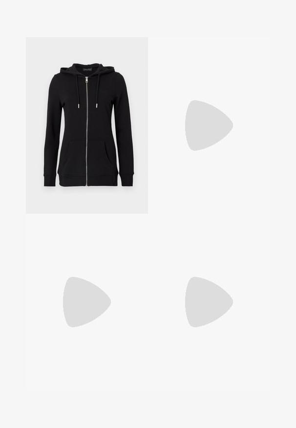 Sweat à capuche noir zippé avec capuche à cordon, manches longues, poches avant et poignets côtelés. Fabriqué en tissu doux et texturé.; T-shirt uni vert olive à col en V et manches courtes avec une petite étiquette blanche à l'intérieur du col.; Jean denim noir large avec bouton devant, fermeture éclair, passants de ceinture et design cinq poches sur fond gris clair.; Escarpin slingback en cuir verni bordeaux avec bout pointu, fine bride à la cheville et petit détail décoratif de boucle. Texture lisse et talon haut.