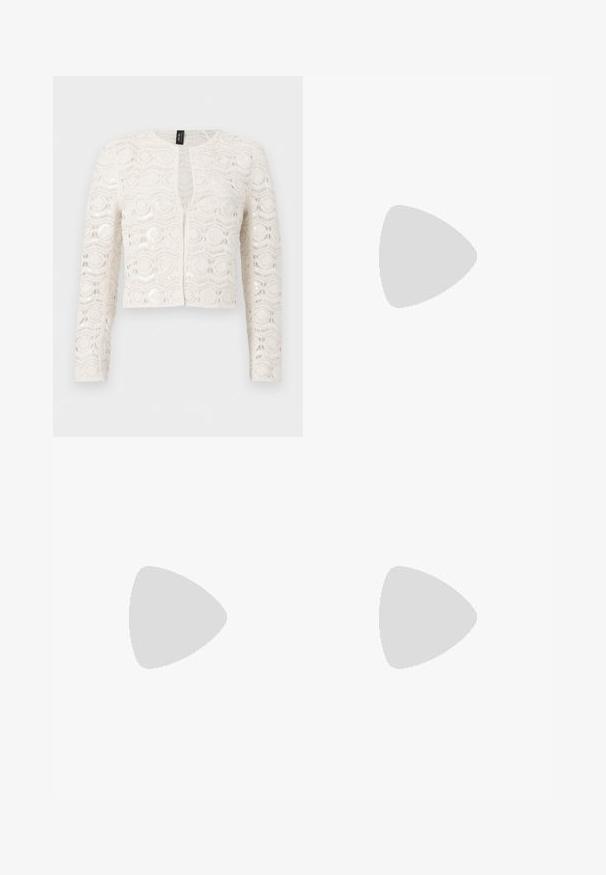 Cardigan blanc en dentelle à manches longues avec motifs floraux et géométriques, devant ouvert et longueur légèrement raccourcie.; Blouse plissée beige sans manches avec encolure ronde et texture verticale subtile, présentée sur un fond blanc.; Jupe midi rose corail clair lisse avec une légère évasement, présentée sur un fond uni gris clair.; Sandale en cuir verni noir avec trois brides, boucle de cheville et talon aiguille de 10 cm. Présente un détail en métal doré et un charm logo.