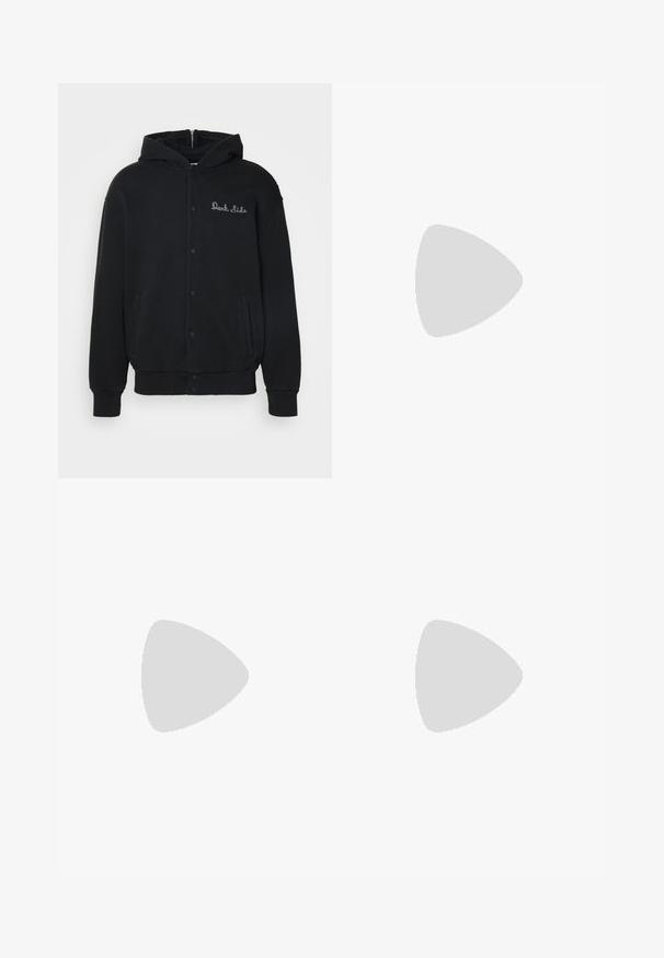 Haut à capuche noir en tissu doux, avec une fermeture à boutons-pression à l'avant et des poches latérales. Texte "Dark Side" brodé sur la poitrine.; T-shirt blanc en coton à manches longues avec col rond, doté de poignets côtelés et d'un ourlet droit, texture lisse et design minimaliste.; Jean en denim bleu avec une coupe droite, rivets en cuivre et design à cinq poches. Dispose d'un ourlet cousu et d'une taille classique avec passants de ceinture.; Baskets de sport noires et grises avec un tige en mesh et en suède, présentant une semelle intermédiaire blanche, des lacets et un logo "N" audacieux sur le côté.