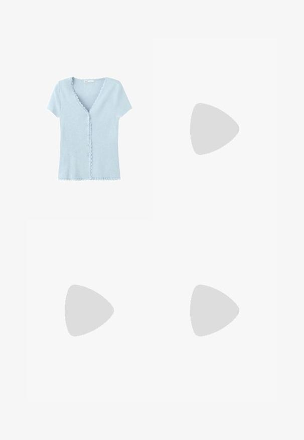 Cardigan bleu clair à manches courtes, boutonné, avec des bords festonnés le long de l'encolure, de la patte de boutonnage et de l'ourlet.; Chemise blanche à manches longues boutonnée, avec un col pointe et de larges poignets, en tissu uni et lisse.; Gros plan d'un vêtement blanc avec une fermeture éclair argentée partiellement ouverte et une étiquette indiquant la taille EU 38, USA 4, fabriqué au Pakistan.; Mule en daim marron à bout ouvert, talon en bois incurvé de hauteur moyenne et design à enfiler sur fond blanc.