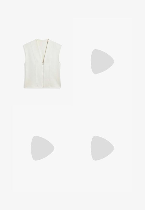 Veste sans manches crème avec un profond col en V et une fermeture éclair à l'avant. Confectionnée dans un tissu doux avec des coutures verticales pour un effet structuré.; Haut beige à manches longues en côte avec un col rond ; présente un design ajusté et un petit logo en détail sur le poignet.; Pantalons larges couleur crème en tissu doux, dotés d'une taille élastique et de détails en relief texturé aux poignets.; Chausson marron à enfiler avec une semelle épaisse et une bordure blanche duveteuse, conçu pour le confort et la chaleur intérieure.