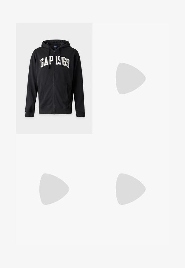 Sweat à capuche zippé noir avec capuche et poches avant, avec des lettres blanches "GAP 1969" sur la poitrine.; T-shirt noir à manches courtes et col rond avec un design uni, présenté à plat sur un fond gris clair.; Jean droit bleu foncé avec légère décoloration sur le devant des cuisses, cinq poches, et une fermeture à bouton à la taille.; Baskets blanches avec des accents noirs et gris, présentant un embout texturé gris, une semelle en caoutchouc noir et des lacets plats blancs. Design épuré, style minimaliste.