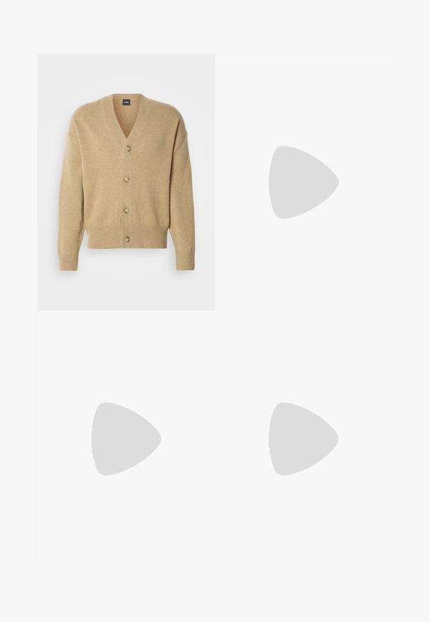 Cardigan en cachemire beige avec col en V, cinq boutons sur le devant, ourlet et poignets côtelés, et coupe décontractée. Texture douce et design léger.; T-shirt en coton bleu à manches courtes avec col rond et petit logo noir "BOSS" sur le haut du côté gauche de la poitrine.; Pantalon cargo beige en tissu résistant, avec une coupe décontractée, des poches latérales et une fermeture par bouton à la taille.; Mocassin homme en cuir noir avec couture moc toe, bride penny, col texturé et petit talon empilé sur fond blanc.