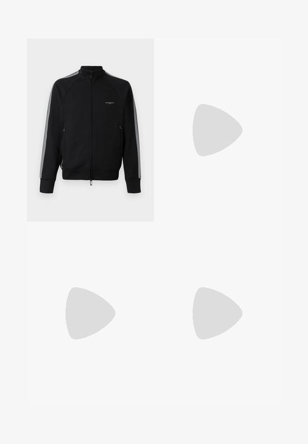 Sort hættejakke med lynlås og høj krave, grå side-striber, to lynlåslommer, tekstureret stof og minimal branding på brystet.; Hvid kortærmet t-shirt med v-hals design og blød tekstur. Enkel, lige pasform uden mønstre eller yderligere accenter.; Mørkeblå denimjeans med lige ben, fem lommer, knaplukning foran og subtile syningsdetaljer.; Hvid lædersneaker med rundet tå, flad sål og snørebånd foran. Har syningsdetaljer og polstret krave for komfort.