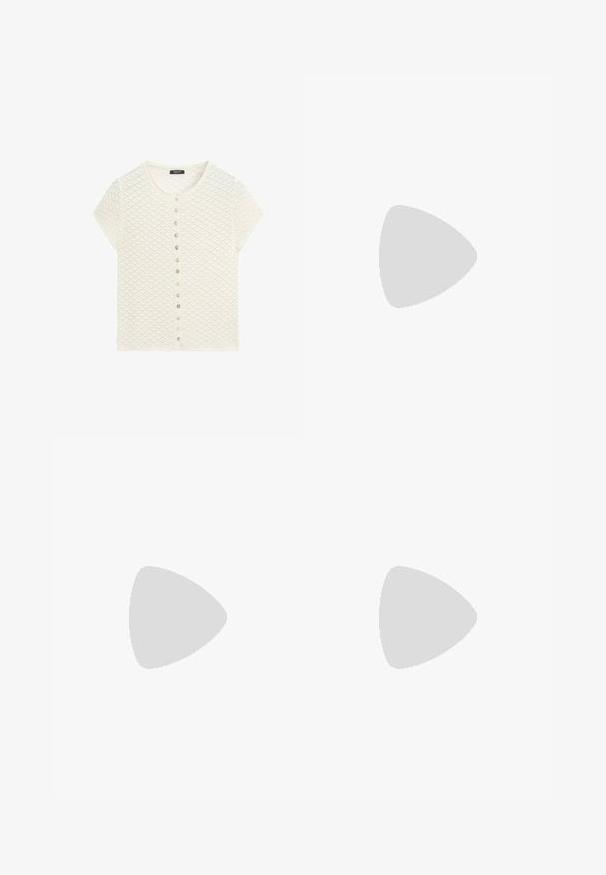 Wit kort mouw textuur gebreid vest met een ronde hals en een verticale rij kleine knopen aan de voorkant.; Effen wit T-shirt met korte mouwen, een ronde hals en een klein zwart labeltje aan de binnenkant van de kraag.; Donkerblauwe denim jeans met brede pijpen, dubbele knoopsluiting, voorzakken en zichtbare stiksels, plat gelegd op een witte achtergrond.; Benen met donkere geribbelde leggings gecombineerd met zwarte ballerina's met kleine strikdetails op een witte achtergrond.