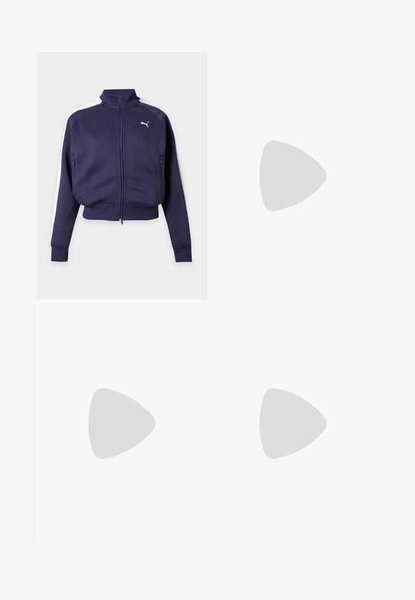Veste de survêtement Puma bleu marine à fermeture éclair, avec bandes blanches sur les épaules, col montant, poches avant, poignets et ourlet côtelés, présentée sur fond uni.; Pull marron à manches longues avec des rayures verticales texturées et un logo Puma blanc centré sur la poitrine sur un fond uni.; Pantalon marron à jambes larges raccourci avec taille élastique et empiècements latéraux beiges, avec poches zippées de chaque côté.; Chaussure plate en daim Puma gris clair avec logo blanc, lacets à l'avant, côtés découpés et semelle beige texturée, vue du côté extérieur.