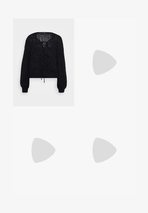 Vero Moda Petite VMALOA BOW CARDIGAN - Ζακέτα - black; Μαύρη τοπ καμάκας με λεπτές ρυθμιζόμενες τιράντες, απλό λείο ύφασμα με ελαστικότητα και στενή γραμμή. Χωρίς σχέδια ή διακοσμητικά στοιχεία.; ONLY Petite ONLKENYA ZIPPI - Παντελόνι - black; Zign by Zalando Μποτάκια με ψηλό τακούνι - black