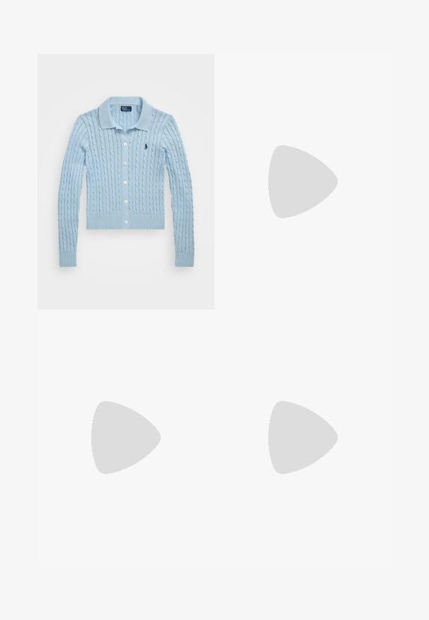 Polo Ralph Lauren CABLE-KNIT COTTON CARDIGAN - Kardigan - cold springs; Hele roosa lühikeste varrukatega nööbitav särk väikese tumeda logoga vasakul rinnal ja klassikalise kraega.; Valged sirgete pükstega püksid, suured esimesed taskud, vööaasad ja nööpidega kinnis vöökohal.; Valge madala säärega toss esikäepäradega, seemisnahast ja nahast paneelidega ning helepruuni kummipõhjaga, valgel taustal.
